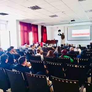 Adaklı’da kamu personeline yönelik “Aile İçi İletişim ve Şiddet Farkındalığı” eğitimi, ŞÖNİM Sosyal Hizmet Uzmanı Tuba Dönmez tarafından gerçekleştirildi.  - fotoğraf 1