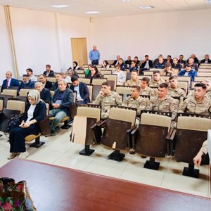 Adaklı’da kamu personeline yönelik “Aile İçi İletişim ve Şiddet Farkındalığı” eğitimi, ŞÖNİM Sosyal Hizmet Uzmanı Tuba Dönmez tarafından gerçekleştirildi.  - fotoğraf 2
