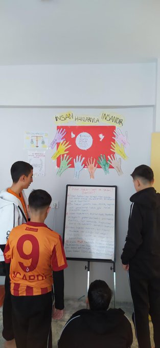 “Evrensel insan hakları” konusunda  bilgilendirme yapılmış, çocuklarla birlikte 10 Aralık dünya insan hakları panosu hazırlanmıştır.     