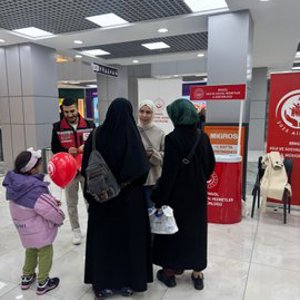 PİESTA AVM’de Koruyucu Aile Birimi tarafından stant açılarak bilgilendirme ve farkındalık çalışmaları gerçekleştirilmiştir. - fotoğraf 1
