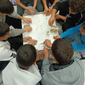 “2025 Aile Yılı kapsamında, İl Müdürlüğümüze bağlı Bingöl Çocuk Evleri Sitesi’nde bakım hizmeti alan çocuklar, kuruluş bünyesinde açılan resim kursunda resim ve obje çalışmaları gerçekleştirerek hem el becerilerini geliştirmekte hem de akranlarıyla kaliteli zaman geçirmektedir.” - fotoğraf 1