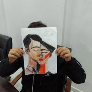 “2025 Aile Yılı kapsamında, İl Müdürlüğümüze bağlı Bingöl Çocuk Evleri Sitesi’nde bakım hizmeti alan çocuklar, kuruluş bünyesinde açılan resim kursunda resim ve obje çalışmaları gerçekleştirerek hem el becerilerini geliştirmekte hem de akranlarıyla kaliteli zaman geçirmektedir.” - fotoğraf 2