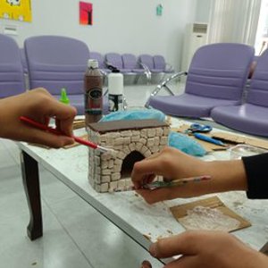 “2025 Aile Yılı kapsamında, İl Müdürlüğümüze bağlı Bingöl Çocuk Evleri Sitesi’nde bakım hizmeti alan çocuklar, kuruluş bünyesinde açılan resim kursunda resim ve obje çalışmaları gerçekleştirerek hem el becerilerini geliştirmekte hem de akranlarıyla kaliteli zaman geçirmektedir.” - fotoğraf 3