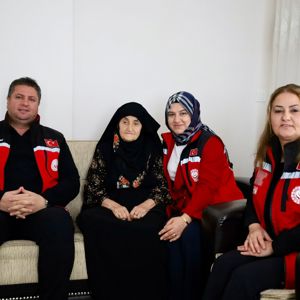 Kahraman Şehidimiz Ali Aşcı’ın bizlere emaneti olan kıymetli eşi Fatma Aşcı ve değerli ailesini ziyaret edip, ellerinden öptük. - fotoğraf 1