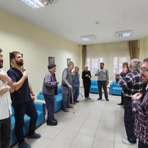 Huzurevi Sakinlerimize Yönelik “Kahkaha Yogası” Seansı Gerçekleştirildi - fotoğraf 1