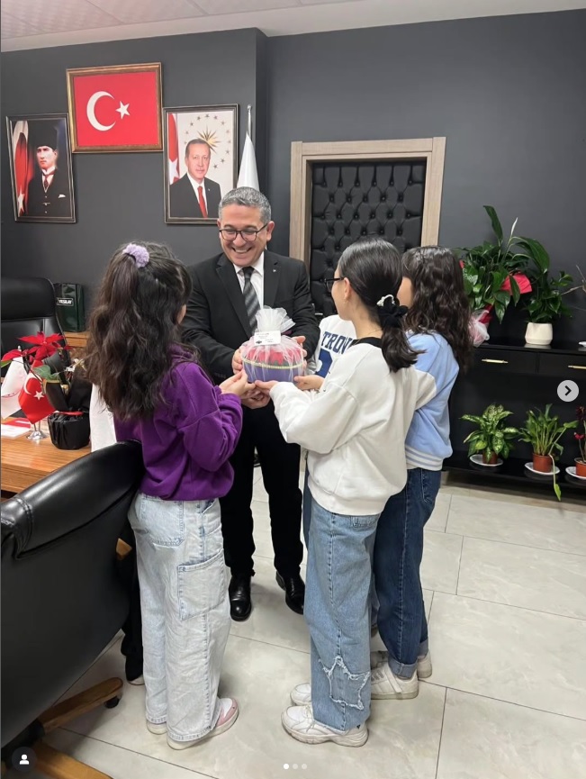 Çocuk Evleri Koordinasyon Merkezi Müdürlüğü’nde kalan çocuklarımız, İl Müdürümüz Sayın Adem YÜCEL’i makamında ziyaret etti.