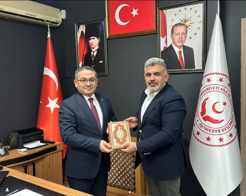 Evrensel Hafızlar Derneği Amasya Şubesi Başkanı Sayın Halil İbrahim TOKMAK, İl Müdürümüz Sayın Adem YÜCEL' i makamında ziyaret etti.