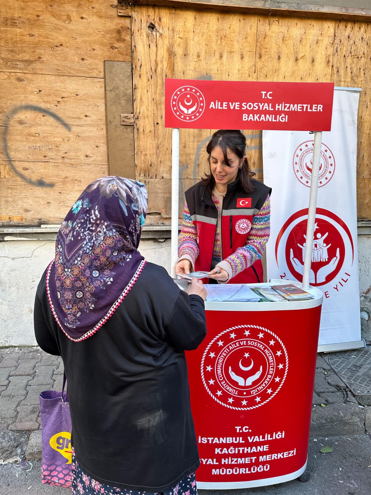 İl Genelinde Sahaya Çıkan Ekiplerimiz Mobil Sosyal Hizmet Noktalarında Farkındalık Oluşturmuş Bilgilendirme ve Broşür Dağıtımı Gerçekleştirilmiştir 