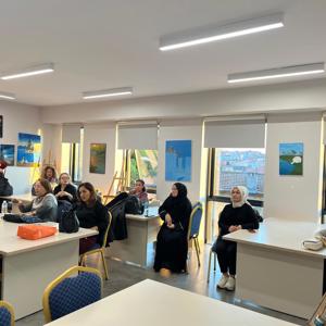 Sanata Teşvik ve Sanatla Yaşam Programı Kapsamında Şehit Yakınları ve Gazilerimize Yönelik Resim ve Seramik Atölyesi Faaliyetleri Sürdürülmektedir - fotoğraf 1