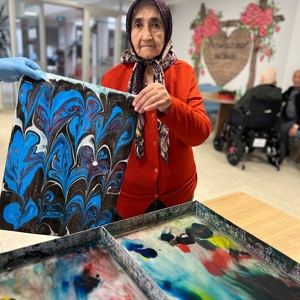 Fatsa’da Yaşlı Ellerde Sanat Açtı: Huzurevinde Ebru Mesaisi - fotoğraf 2