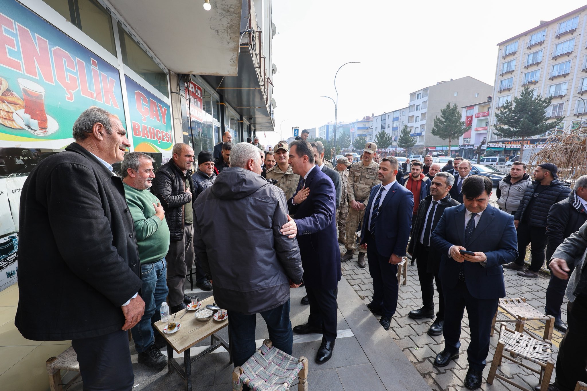 Valimiz Sayın Ahmet Karakaya, ilçe ziyaretleri kapsamında Güroymak ilçemizde esnaf ve vatandaşlarımızla bir araya geldi