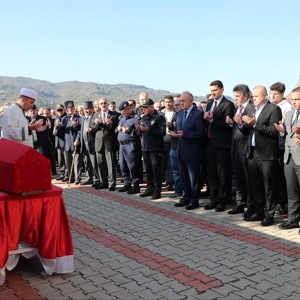 Kıbrıs Gazisi Mahmut Akbolat Son Yolculuğuna Uğurlandı - fotoğraf 2