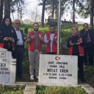 24 Kasım Öğretmenler Günü kapsamında Şehit Öğretmen Mithat Eren’in hatırası ilimizde ayrı programlarla anıldı. - fotoğraf 2