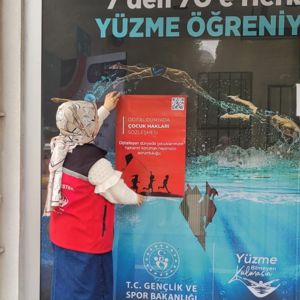 İl Genelinde Sahaya Çıkan Ekiplerimiz 'Dijital Dünyada Çocuk Hakları Sözleşmesi' Farkındalık Çalışmaları Kapsamında Afiş Çalışmalarına Devam Ediyor - fotoğraf 3