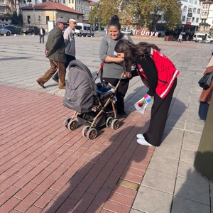 Ünye’de Kadına Yönelik Şiddetle Mücadelede Güç Birliği: Farkındalık Standı Yoğun İlgi Gördü - fotoğraf 3