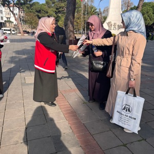 Ünye’de Kadına Yönelik Şiddetle Mücadelede Güç Birliği: Farkındalık Standı Yoğun İlgi Gördü - fotoğraf 5