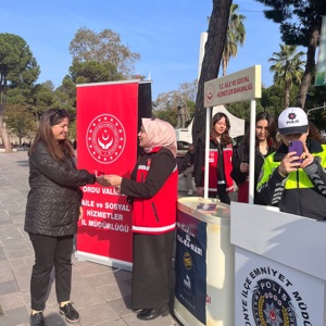Ünye’de Kadına Yönelik Şiddetle Mücadelede Güç Birliği: Farkındalık Standı Yoğun İlgi Gördü - fotoğraf 6