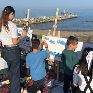 Ordu Üniversitesi Güzel Sanatlar Fakültesi bünyesinde faaliyet gösteren Güzel Sanatlar Kulübü öğrencileri ile ortaklaşa düzenlenen etkinlikte, çocuklar keyif dolu bir gün geçirdi.  - fotoğraf 1