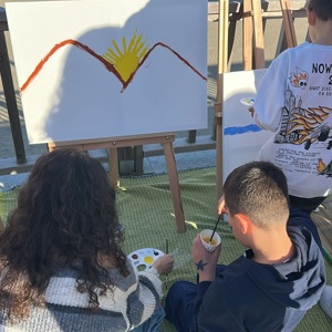 Ordu Üniversitesi Güzel Sanatlar Fakültesi bünyesinde faaliyet gösteren Güzel Sanatlar Kulübü öğrencileri ile ortaklaşa düzenlenen etkinlikte, çocuklar keyif dolu bir gün geçirdi.  - fotoğraf 2