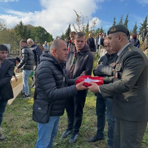 Kıbrıs Gazisi Şaban Güneş, düzenlenen askerî törenle son yolculuğuna uğurlandı.  - fotoğraf 9