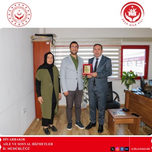 2025 Aile Yılında; Bakanlığımız ile YÖK arasında yürütülen iş birliği protokolü kapsamında İl Müdürlüğümüz çalışmalarına değerli katkılar sunan Dicle Üniversitesi öğretim görevlilerine plaketi takdim edilmiştir. - fotoğraf 2