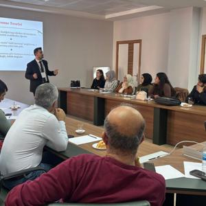 Diyarbakır Aile ve Sosyal Hizmetler İl Müdürlüğümüz tarafından, çocuk alanında hizmet veren ÇES, İÇES, ÇEKOM ve Refakatsiz Çocuk Kuruluşlarında görev yapan idareciler ve meslek elemanlarına yönelik olarak, 2 Anka 3.0 Sisteminin tanıtımı gerçekleştirildi. - fotoğraf 1