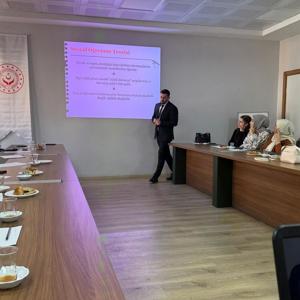 Diyarbakır Aile ve Sosyal Hizmetler İl Müdürlüğümüz tarafından, çocuk alanında hizmet veren ÇES, İÇES, ÇEKOM ve Refakatsiz Çocuk Kuruluşlarında görev yapan idareciler ve meslek elemanlarına yönelik olarak, 2 Anka 3.0 Sisteminin tanıtımı gerçekleştirildi. - fotoğraf 4