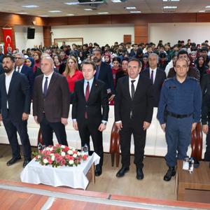 2025 Aile Yılı kapsamında Eğil ilçemizde, liseli öğrencilerimize yönelik olarak yürütülen “Eğil Ailece Okuyor” projesi çerçevesinde düzenlenen Liseler Arası Bilgi Yarışması gerçekleştirildi. - fotoğraf 1
