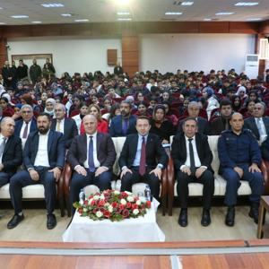 2025 Aile Yılı kapsamında Eğil ilçemizde, liseli öğrencilerimize yönelik olarak yürütülen “Eğil Ailece Okuyor” projesi çerçevesinde düzenlenen Liseler Arası Bilgi Yarışması gerçekleştirildi. - fotoğraf 2