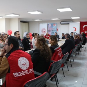 İl Müdürümüz Sayın Aydın Polat,Kızılay tarafından otizmli çocuklarımız ve ailelerine yönelik düzenlenen yemekte bir araya geldiler. - fotoğraf 2