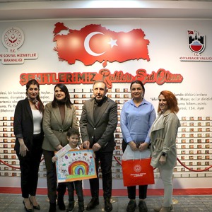 “Benim Renkli Dünyam” temalı resim yarışmasında dereceye giren çocuklarımıza hediyeleri takdim edildi. - fotoğraf 11