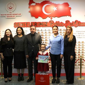 “Benim Renkli Dünyam” temalı resim yarışmasında dereceye giren çocuklarımıza hediyeleri takdim edildi. - fotoğraf 2