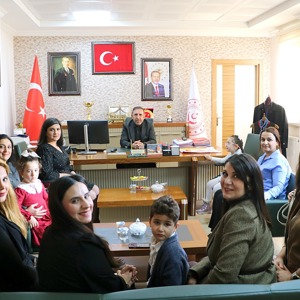 “Benim Renkli Dünyam” temalı resim yarışmasında dereceye giren çocuklarımıza hediyeleri takdim edildi. - fotoğraf 7