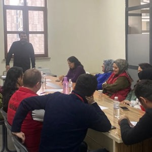 “Yetişkinlere Yönelik Psikososyal Destek, İkincil Travmatizasyon ve Öz Bakım Stratejileri” Eğitimi Düzenlendi - fotoğraf 2