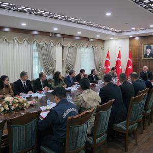 Valimiz Sayın Murat Zorluoğlu başkanlığında, Güçlendirici Bakım Modelinin İhtisaslaştırılmış Çocuk Evleri Sitelerimizde Uygulanmasına Dair İş Birliği Protokolü Toplantımızı gerçekleştirildik. - fotoğraf 3