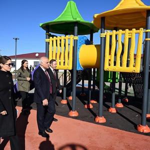 “Valimiz Sayın Murat Zorluoğlu, Vali yardımcılarımız, İl Müdürümüz Aydın Polat, ve teknik ekipler, Sosyal Hizmet Kampüsümüzün geçici kabul sürecine ilişkin incelemelerde bulunmak üzere sahada ziyaret gerçekleştirdi.” - fotoğraf 2