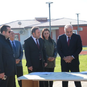 “Valimiz Sayın Murat Zorluoğlu, Vali yardımcılarımız, İl Müdürümüz Aydın Polat, ve teknik ekipler, Sosyal Hizmet Kampüsümüzün geçici kabul sürecine ilişkin incelemelerde bulunmak üzere sahada ziyaret gerçekleştirdi.” - fotoğraf 1