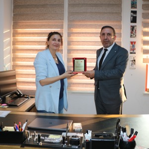 İl Müdürümüz Aydın Polat tarafından Dicle Üniversitesi Prof. Dr. Vahap Özpolat ve Doç. Dr. Zuhal Akmeşe’ye teşekkür plaketi takdim edildi. - fotoğraf 4