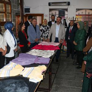 Genel Müdürümüz Sayın Muharrem KURT, İl Müdürümüz Aydın POLAT ile birlikte Ziya Gökalp ÇATOM’u ziyaret ederek kadınlarımızın el emeği göz nuru ürünlerini ve geri dönüşüm malzemelerinden hazırladıkları özgün çalışmaları inceledi. - fotoğraf 1