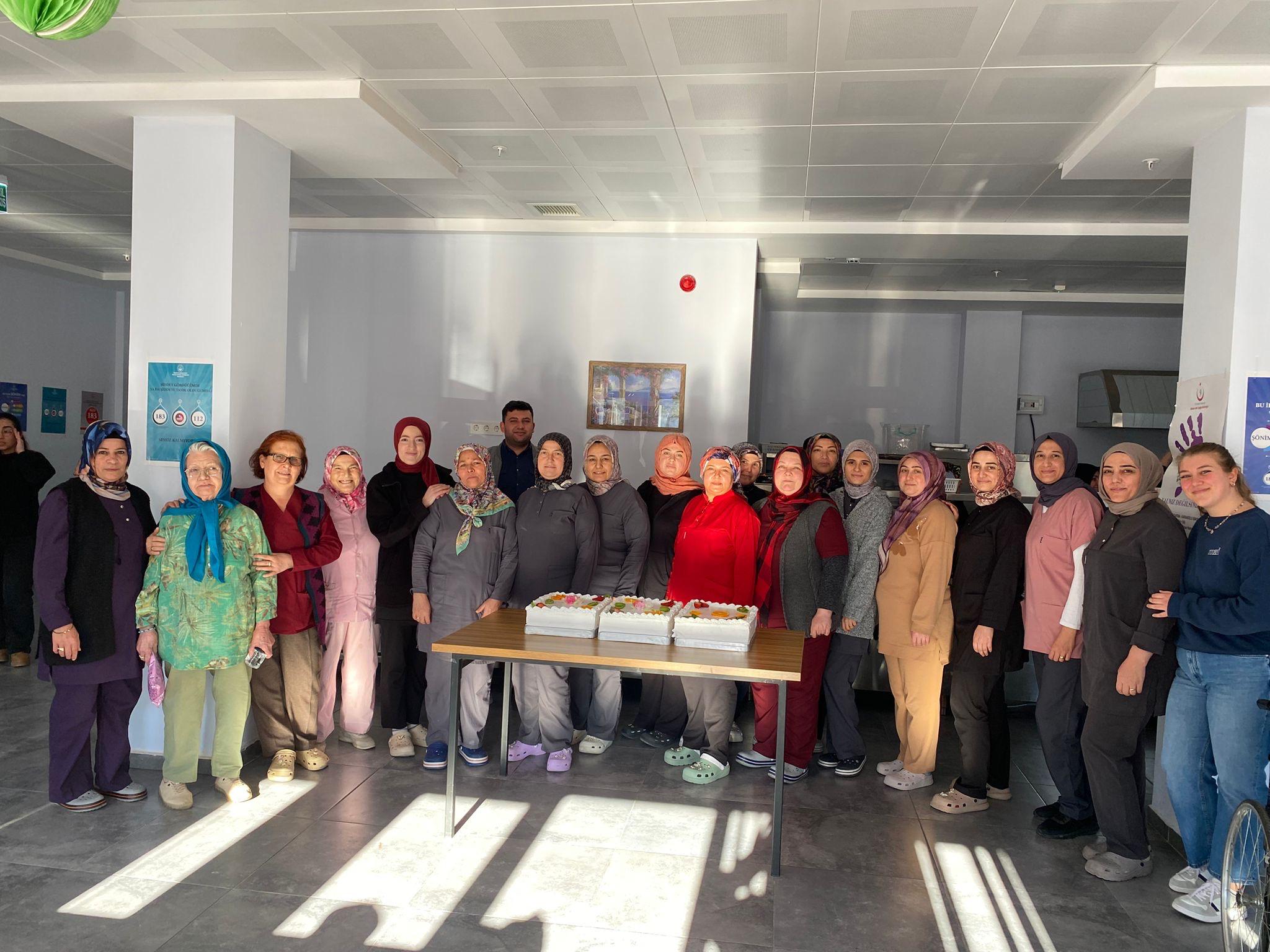 Gördes Huzurevi’nde Doğum Günleri Kutlandı, Emeklere Teşekkür Edildi