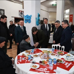 Valimiz Sayın Önder BAKAN ve eşi Sayın Elif BAKAN Hanımefendi, Amasya Merzifon Huzurevi'mizi ziyaret etti. - fotoğraf 2