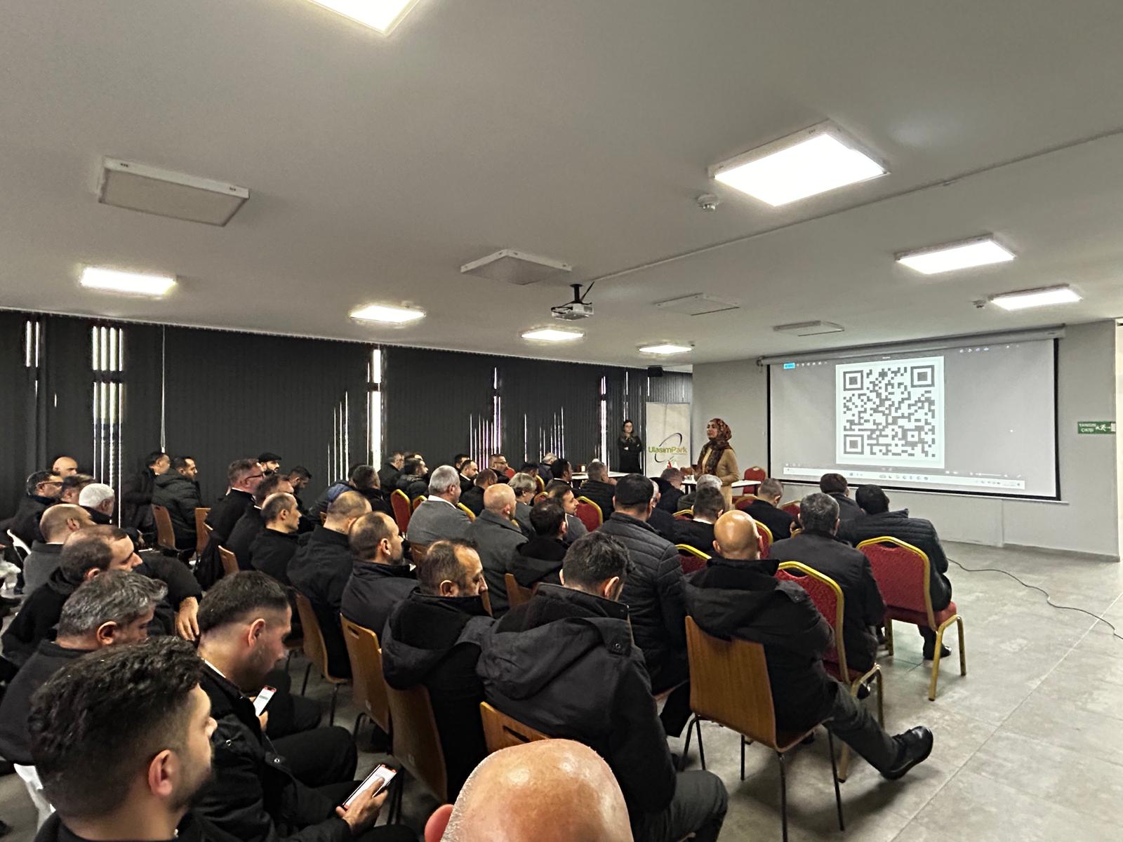 Çocuklar artık sadece sokaklarda değil, veri dünyasında büyüyor. Her tıklama bir iz, her ekran bir risk.