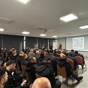 Çocuklar artık sadece sokaklarda değil, veri dünyasında büyüyor. Her tıklama bir iz, her ekran bir risk. - fotoğraf 2
