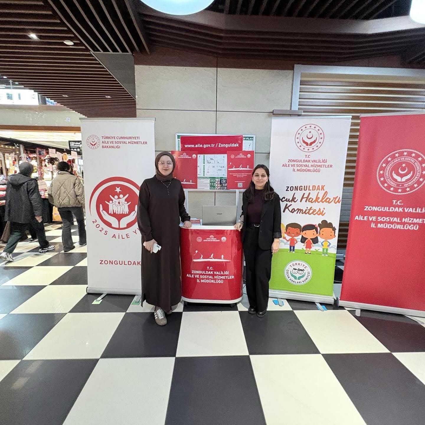 "Dijital Dünyada Çocuk Hakları Sözleşmesi" İmza Kampanyası ile İlgili Standımız Alışveriş Merkezinde...