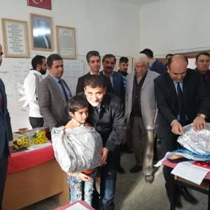 Erciş’te Minik Kalplar Üşümesin Diye Çatakdibi İlkokulu’na Giyim ve kırtasiye Yardımı Yapıldı - fotoğraf 3
