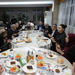 Edirne Valisi Yunus SEZER, Eşi Canan SEZER Hanımefendi İle Birlikte Edirne Huzurevi'ni Ziyaret Etti. - fotoğraf 1