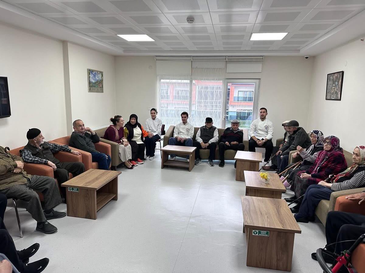 Devrek MYO Aşçılık Bölümü Öğrencileri Sosyal Sorumluluk Projesi Kapsamında Yaşlılarımızı Ziyaret Etmişlerdir.