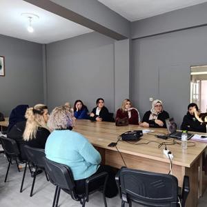 “Aile Yaşam Becerileri, Evlilik ve Aile Hayatı, Değerlerin Edinilmesinde Ailenin Rolü” konularında eğitim verilmiştir. - fotoğraf 1