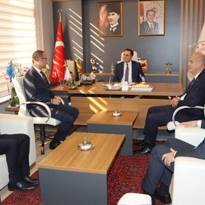 Öz Sağlık-İş Sendikası Genel Başkan Yardımcısı Sayın İsmail Öztürk, Şube Başkanı Sayın Bülent Aksoy ve beraberindeki yönetim kurulu üyeleri, İl Müdürümüz İlkay Türkoğlu’nu makamında ziyaret etti. - fotoğraf 1