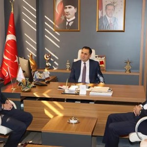 Öz Sağlık-İş Sendikası Genel Başkan Yardımcısı Sayın İsmail Öztürk, Şube Başkanı Sayın Bülent Aksoy ve beraberindeki yönetim kurulu üyeleri, İl Müdürümüz İlkay Türkoğlu’nu makamında ziyaret etti. - fotoğraf 2